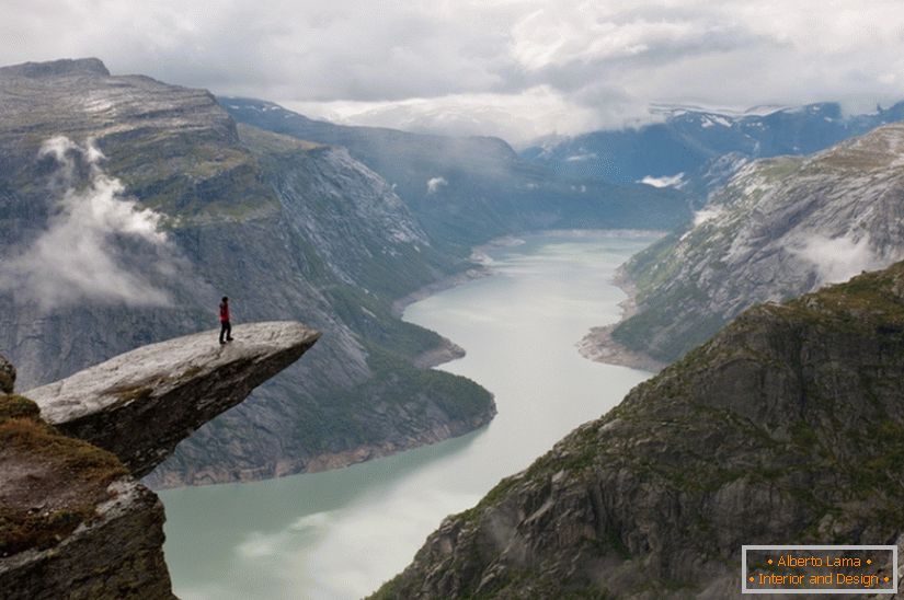 Interpretación fotográfica de la roca Trolltunga, Noruega, fotógrafo Till Hanten