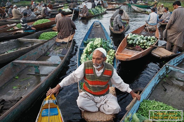 Vendedor en un barco, India