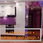 La combinación de muebles blancos y un delantal violeta