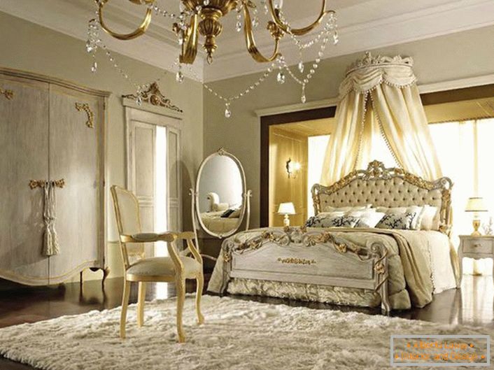 Baldakhin sobre la cama fue removido detrás de la cabecera. Los tonos beige suaves se combinan con éxito con los elementos dorados de la decoración.