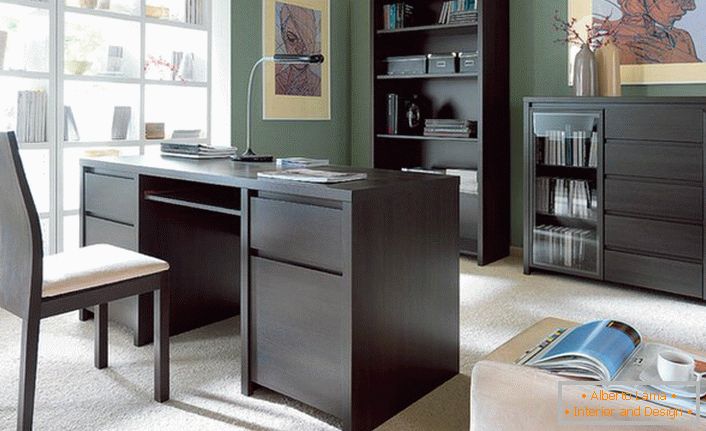 La oficina exquisita está decorada favorablemente con muebles de gabinete. Los tonos de muebles correctamente elegidos se ven armoniosamente en la imagen general del interior.