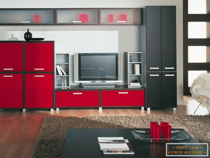 Llamada, una combinación brillante de rojo y negro en el interior de la habitación de invitados. La pared modular funcional es espaciosa y se ve muy bien en el concepto de diseño general.