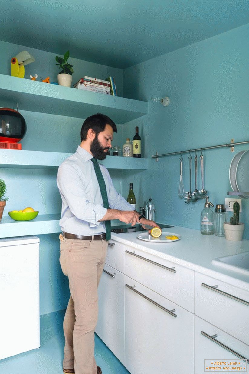 Interior de la cocina en color turquesa