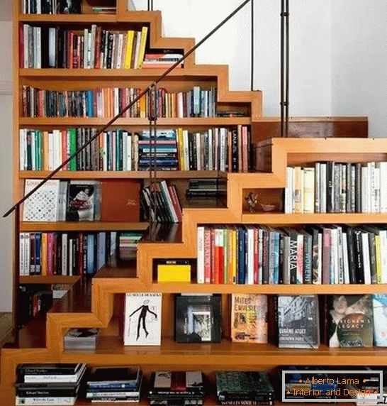 Librería debajo de las escaleras en una casa privada Foto