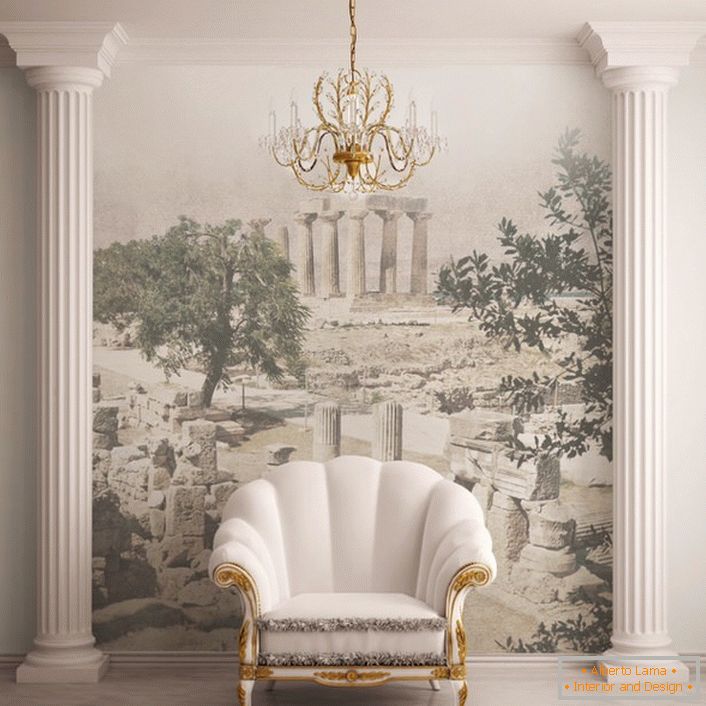 Las columnas decorativas sirven como una exquisita decoración de la sala de estar, decorada en estilo barroco.