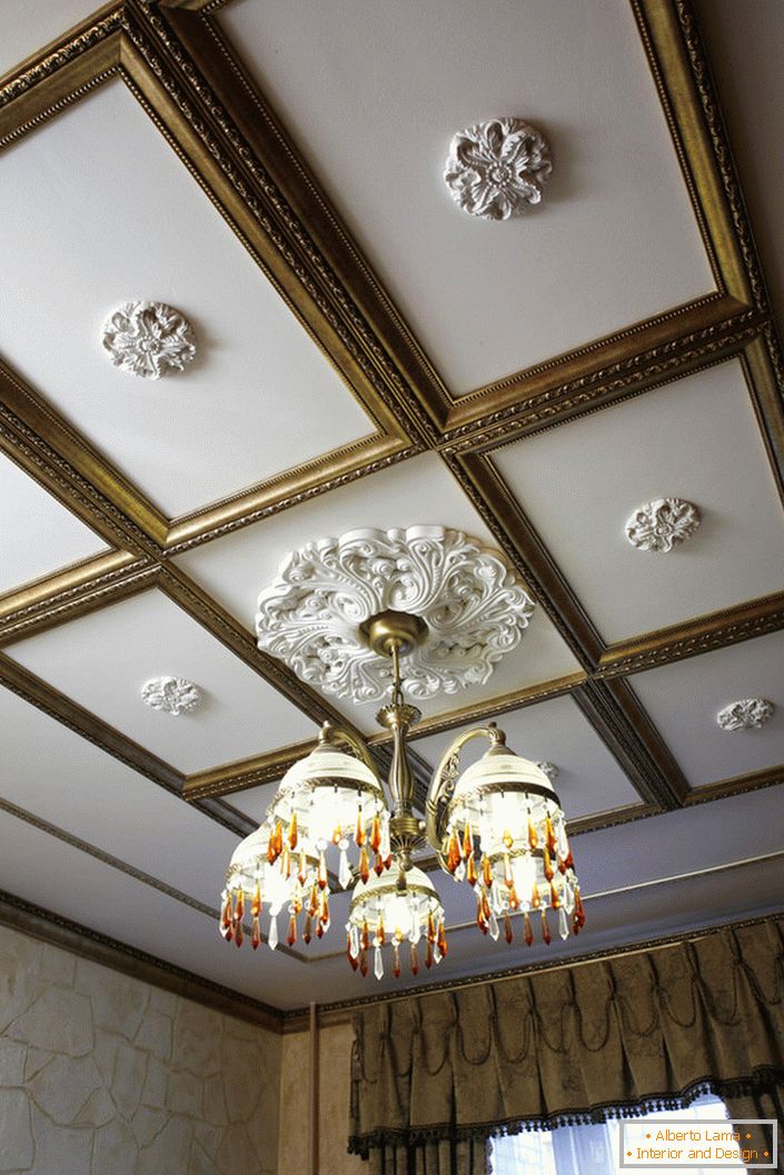 Collage de estuco: una de las decoraciones más populares de los techos de la sala, decorada en estilo Imperio, barroco o Art Deco.