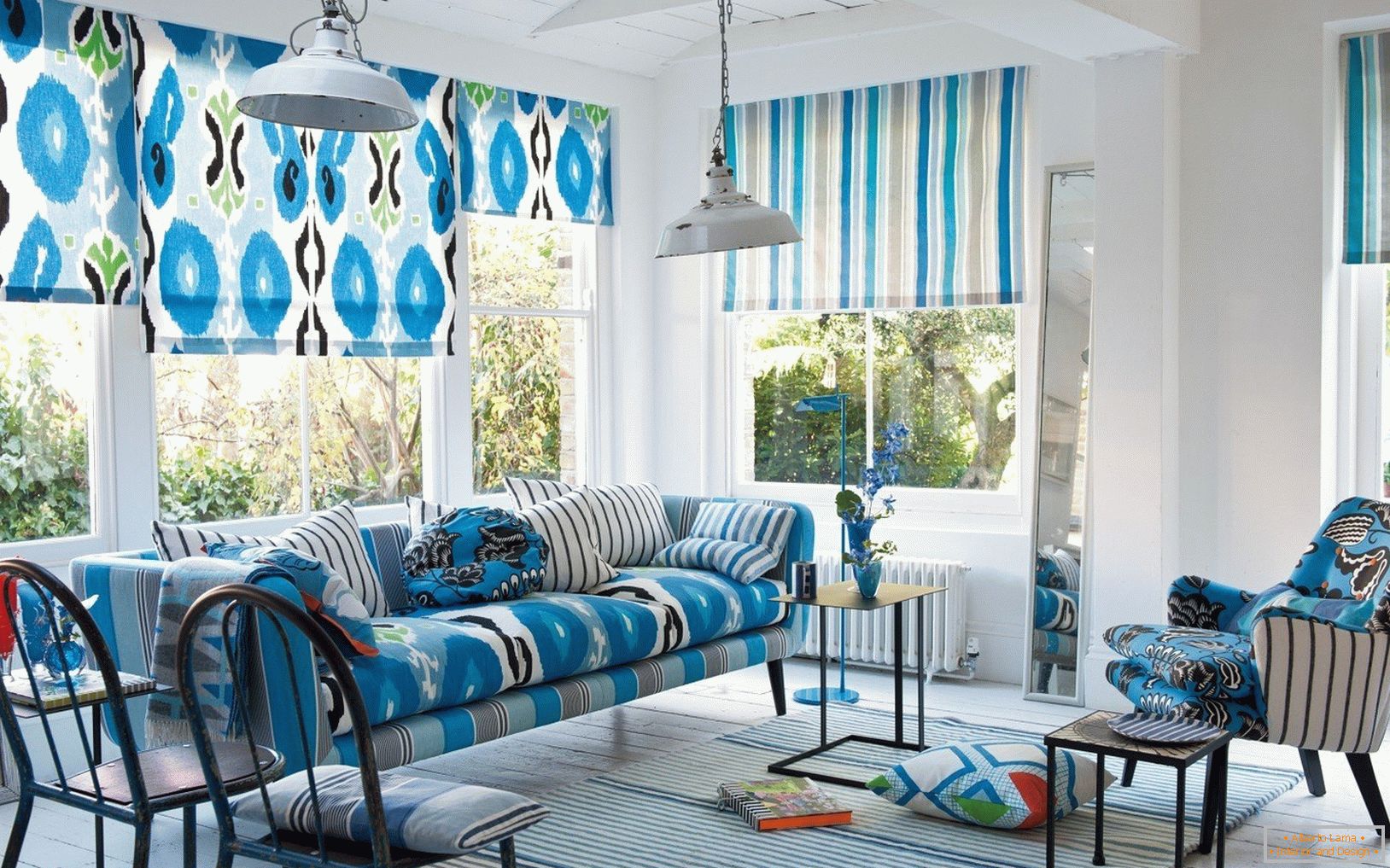 Cortinas y muebles con tonos de azul
