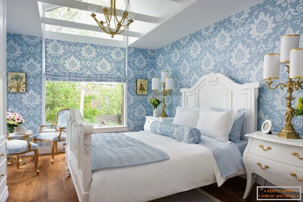 Dormitorio luminoso con cortinas y paredes azules
