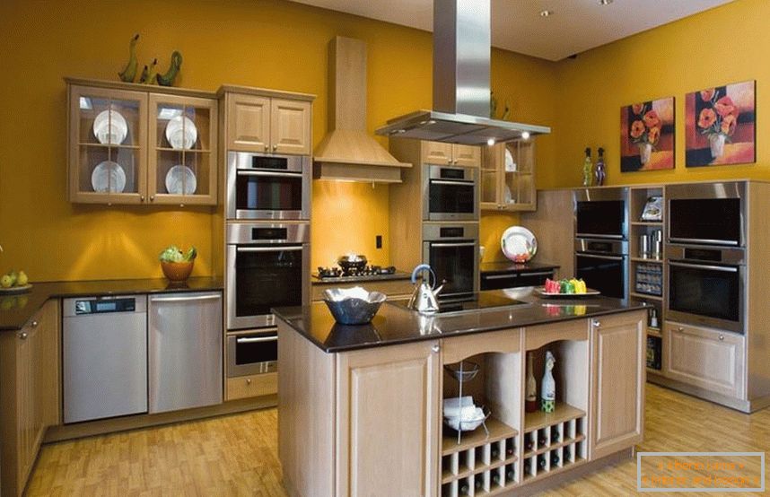 Color mostaza en el interior кухни