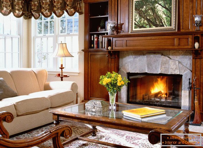 La sala de estar está hecha al estilo del país escandinavo. El acabado rudo de la chimenea, los muebles macizos, barnizado