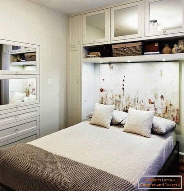Interior de un pequeño dormitorio en color blanco