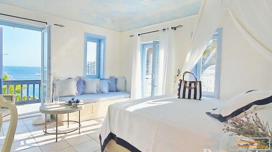 Dormitorio muy ligero en estilo griego con ventanas panorámicas