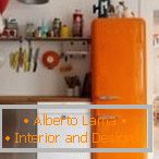 Interior con nevera naranja