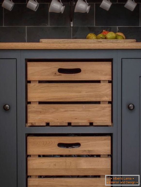 Cajas de madera para verduras integradas en el armario de la cocina