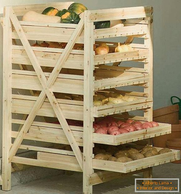 Estante de madera para almacenar verduras en la despensa