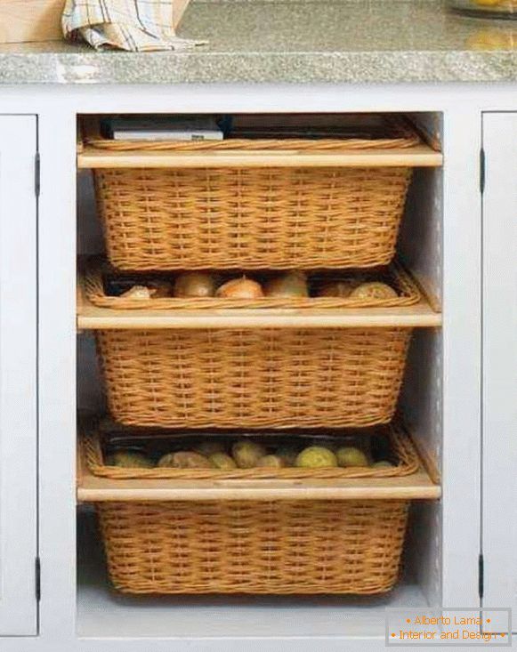 Almacenamiento de verduras y frutas en la cocina en cestas