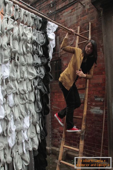 Colgando un retrato de Zhang Yi Mou de los calcetines