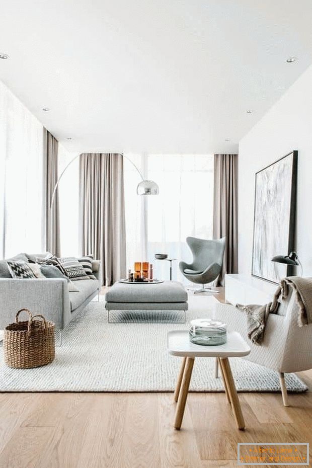 Estrecha sala de estar en ventanas panorámicas en una casa moderna