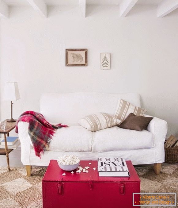 Mesa roja en el diseño de la sala de estar