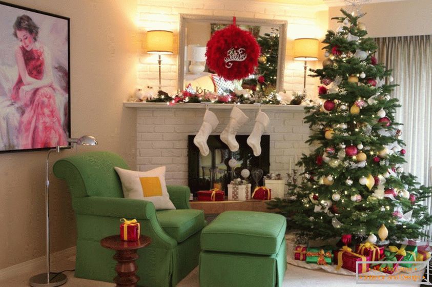 Hermosa decoración de la sala de estar con chimenea para el nuevo año