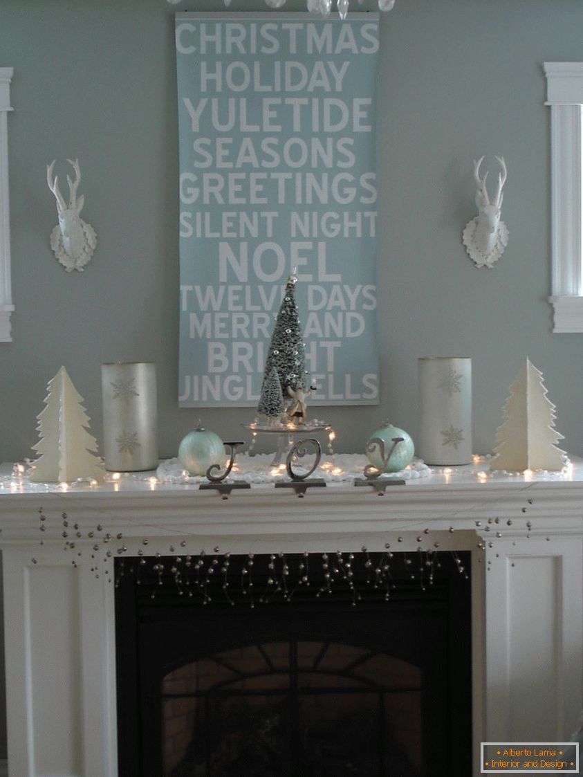 Colores blanco y azul en el diseño de la sala de estar para el nuevo año
