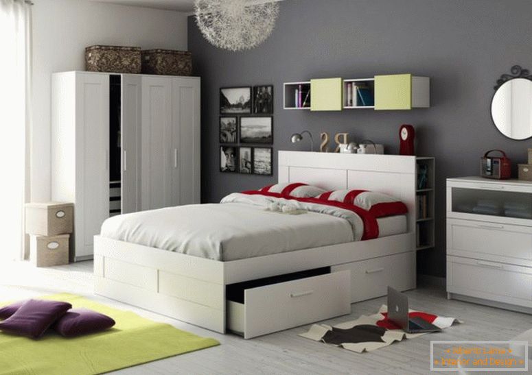 marrón claro-rectángulo-madera maciza-mesita de noche-ikea-dormitorios-ideas-blanco-floral-camas-para-ti-reina-tamaño-plataforma-cama-estrella-patrón-manta-tela-roja-silla