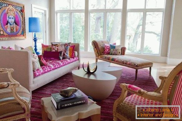 Interior blanco y rosa en estilo indio - foto