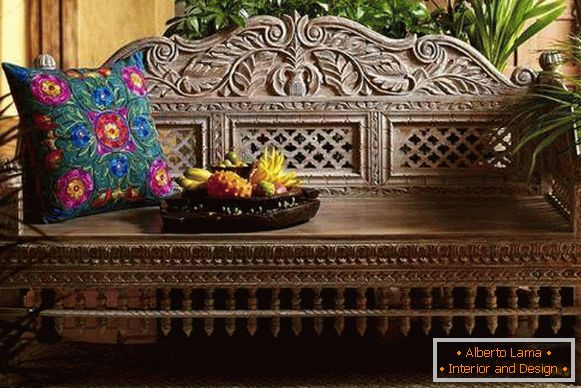 Muebles indios tallados - sofá de banco con almohadas