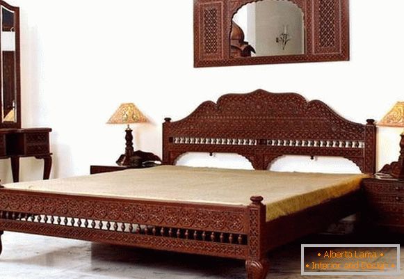Muebles indios tallados para un dormitorio - foto en el interior