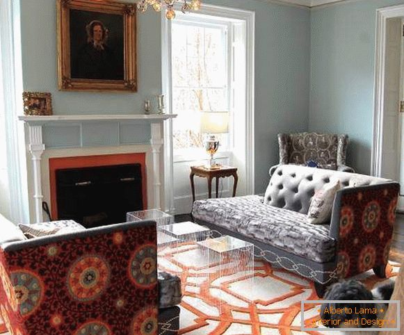 Muebles indios suaves en la sala de estar con tapicería brillante