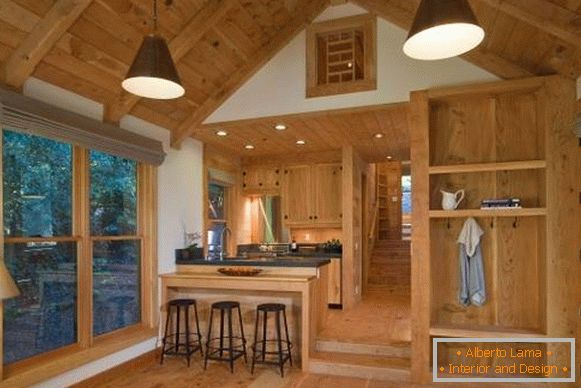 El interior de la casa de madera de la madera dentro - la foto de la cocina de la sala de estar