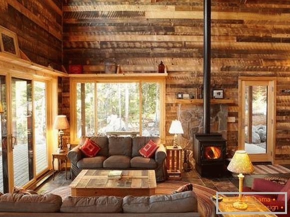 Interior de una casa de madera de un bar en el interior - foto de una sala de estar