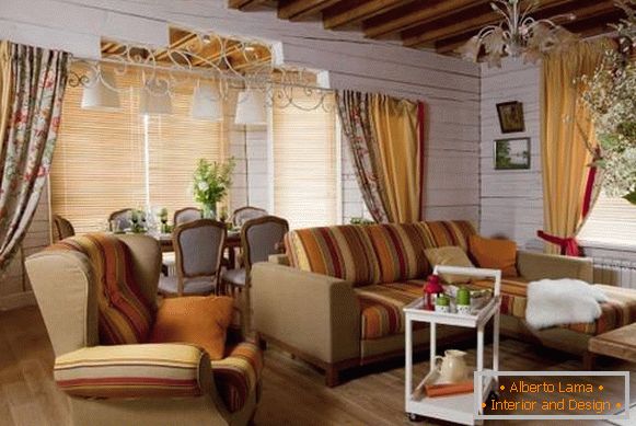 Decoración de una casa privada de madera en el interior - foto de la sala de estar