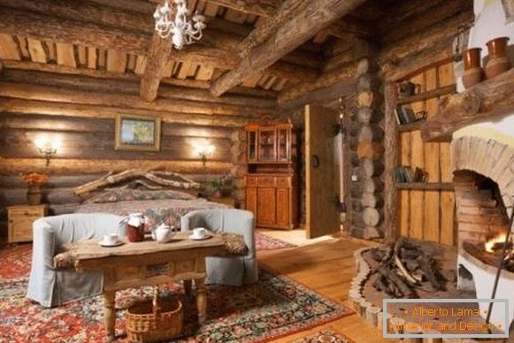 Interior de una casa de madera de registros en el interior - fotos en estilo ruso
