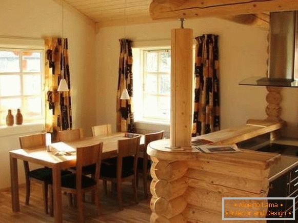 Cocina con barra de bar dentro de una casa privada de madera