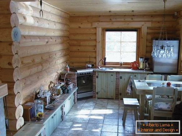 Interior de una casa de madera - foto de una cabaña rusa