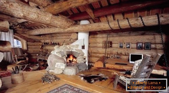 Casa de madera en el interior en estilo rústico con chimenea
