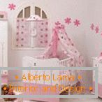 Muebles de color rosa y blanco en el cuarto de niños