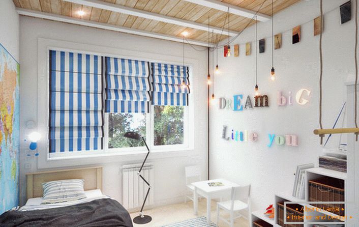 Una decoración inusual para el estilo loft es un mapa de pared a pared. La habitación de los niños de un viajero joven.