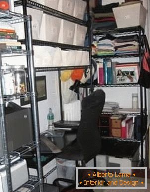 Área de trabajo con escritorio de la computadora y estantes para el almacenamiento