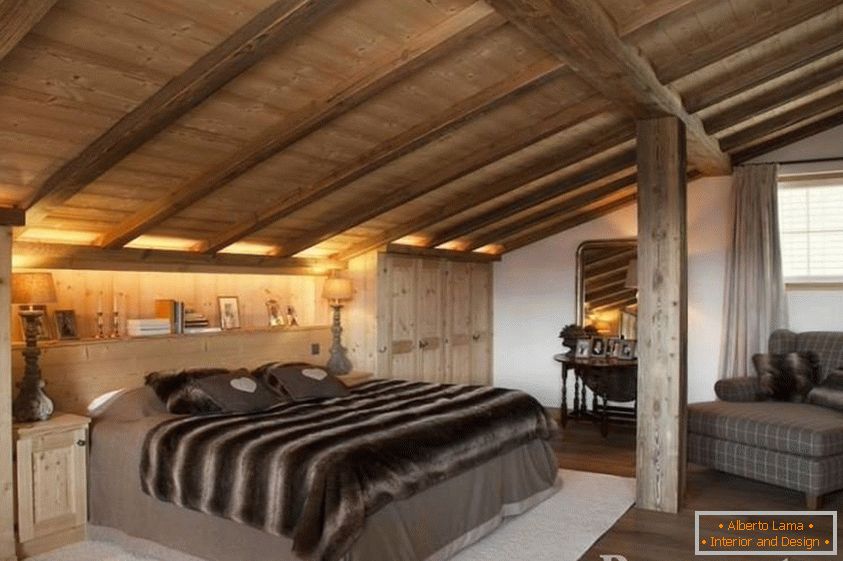 Dormitorio con techo de madera abuhardillado