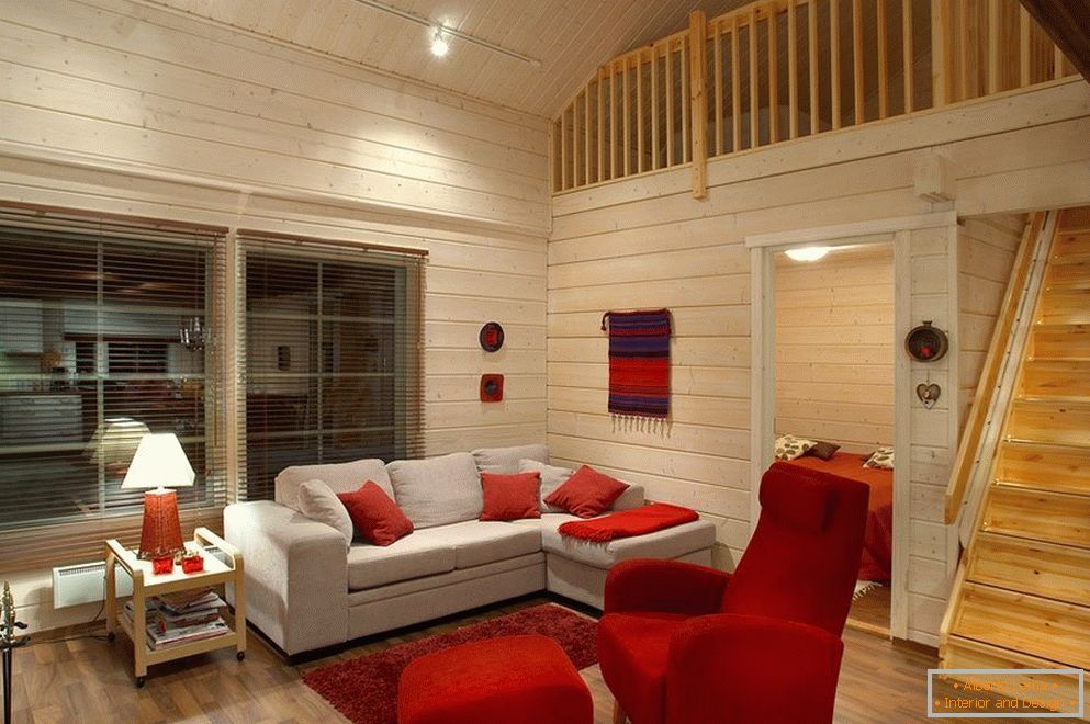 Interior de una casa hecha de madera