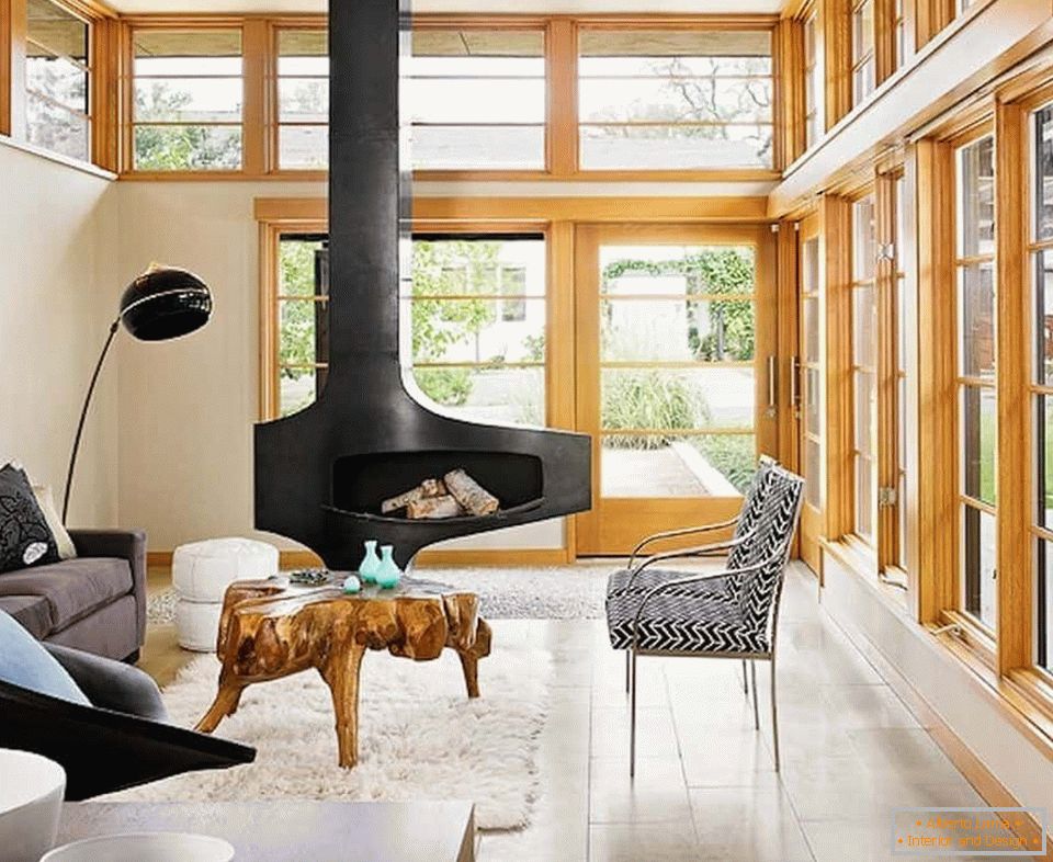 El diseño de la sala de estar en la casa con chimenea y ventanas panorámicas