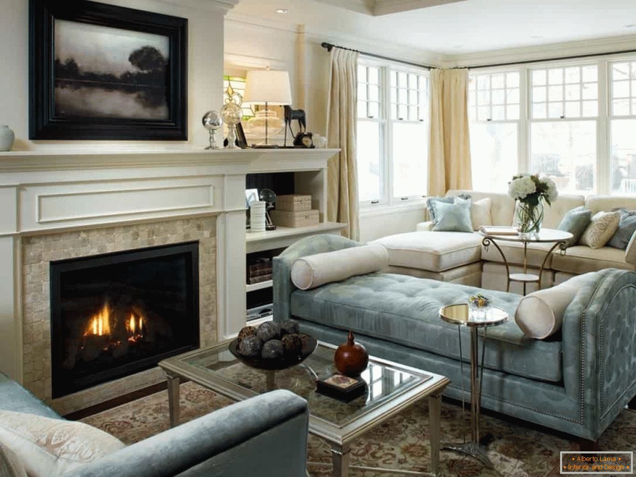 Diseño brillante de la sala de estar en la casa con chimenea