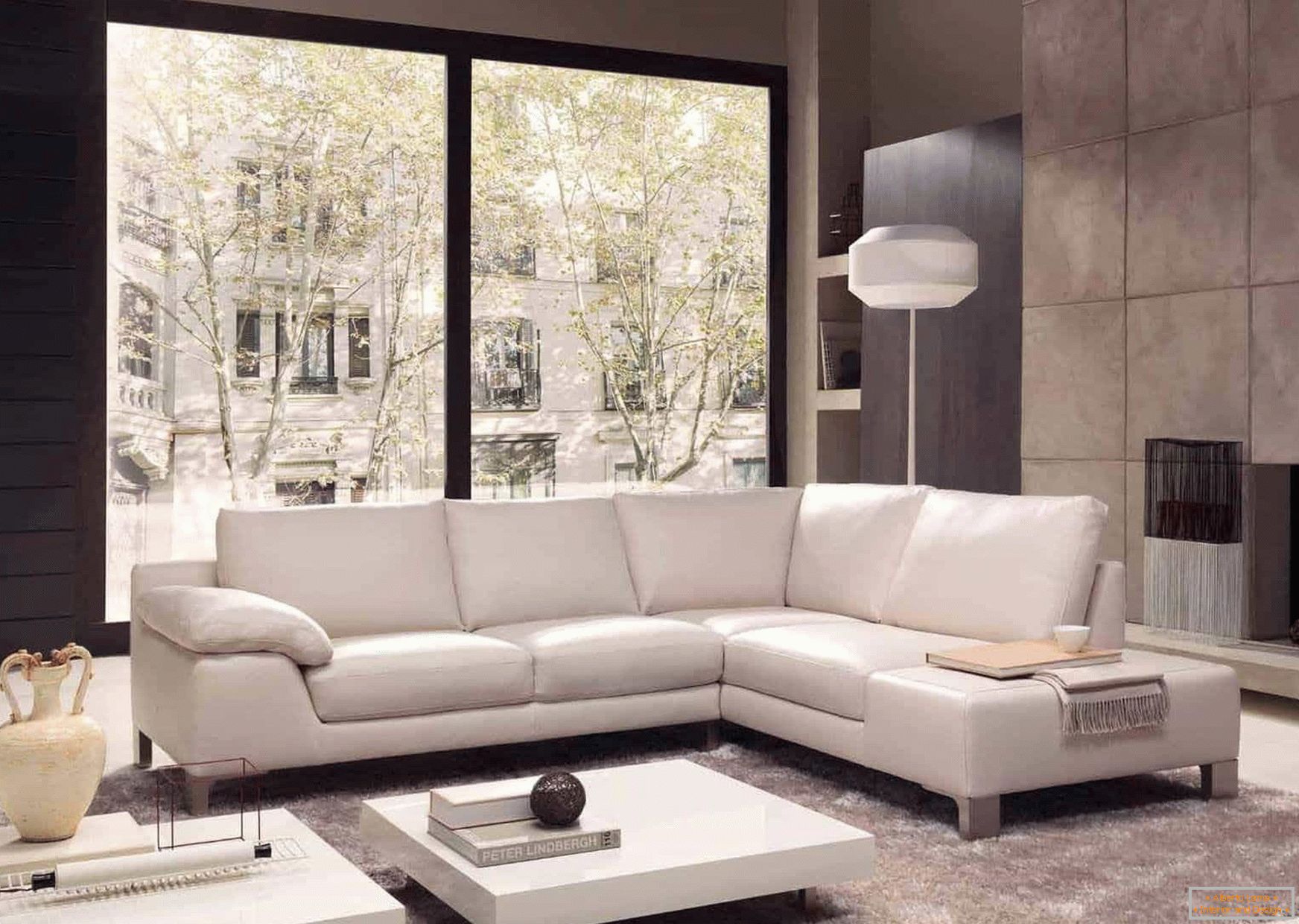 El diseño de la sala de estar en un estilo moderno con chimenea