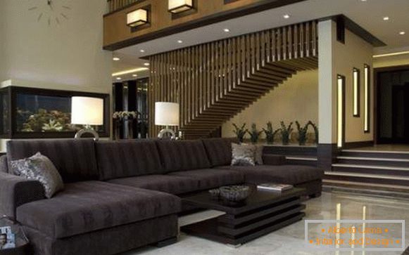 Interior ultramoderno de la sala de estar en una casa privada con una escalera