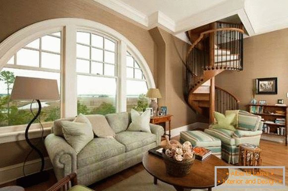 Interior de la sala de estar con una escalera de caracol en una casa privada - ideas de diseño