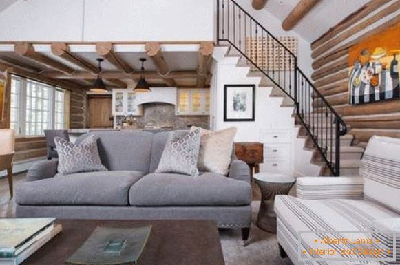 Ideas para el interior de una sala de estar con una escalera en una casa privada - foto de 2017