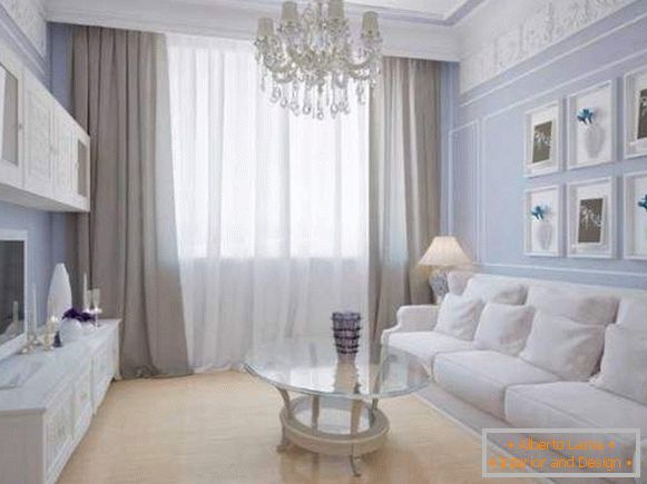 Brillante interior de una pequeña sala de estar en una casa privada en tonos lilas