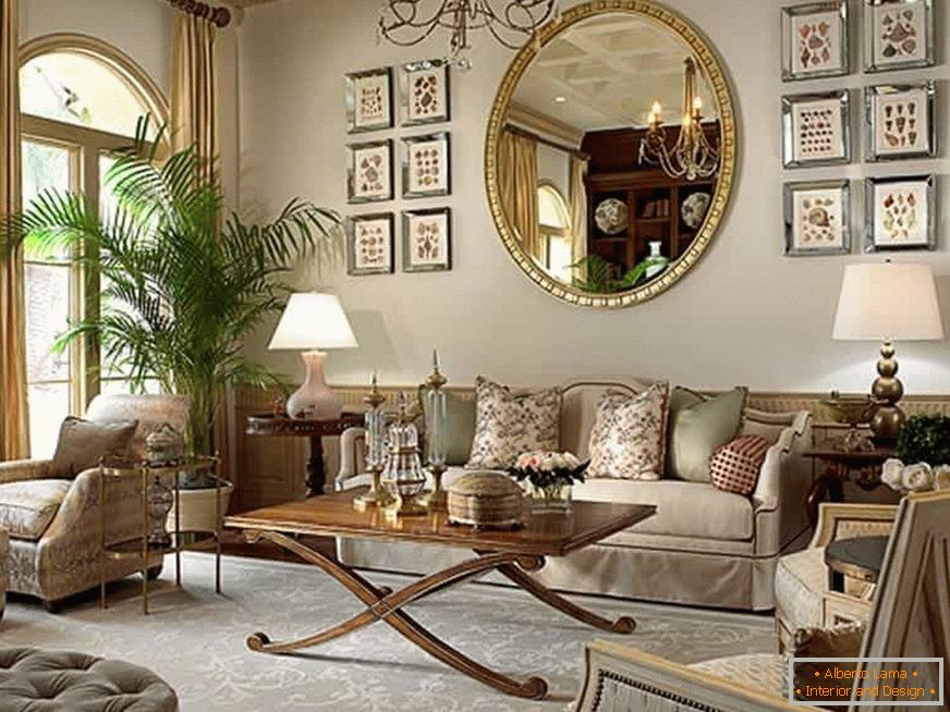 Un gran espejo decorará el diseño de la sala de estar en un estilo clásico